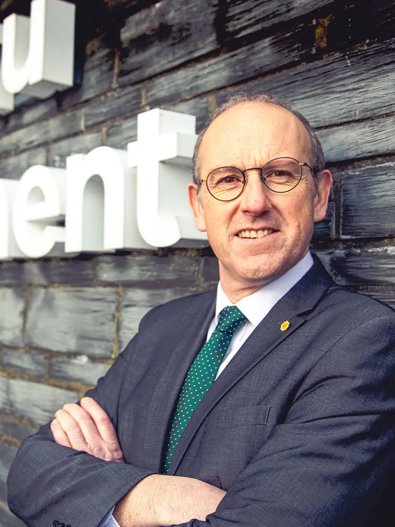 Dau ddyn yn cael sgwrs ac yn chwerthin